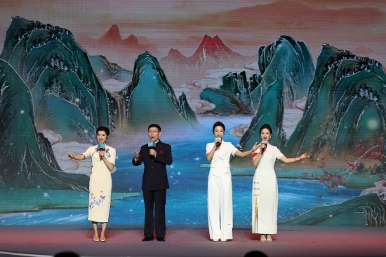 四位戲曲演員同臺獻唱。