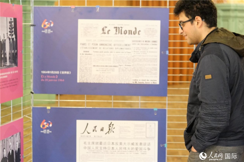 蒙達(dá)爾紀(jì)市民駐足“中法建交六十周年”圖片展。人民網(wǎng)記者 于超凡攝