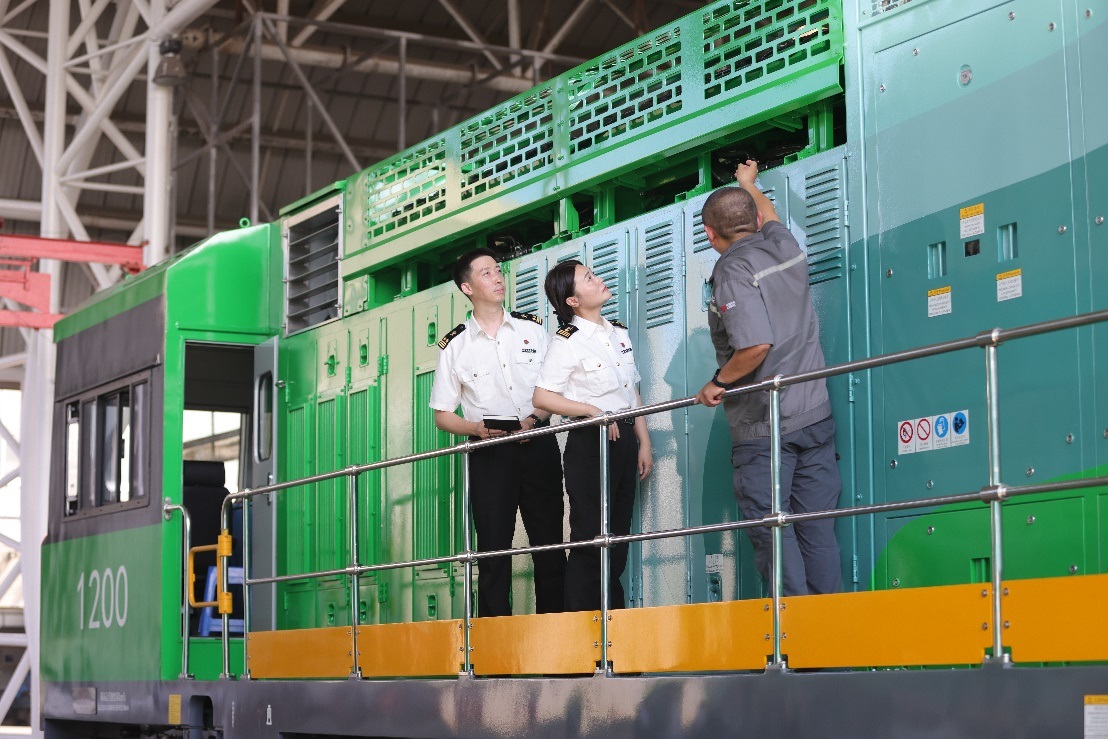 常州海關(guān)關(guān)員了解氫能源機(jī)車生產(chǎn)流程。魏幫軍攝