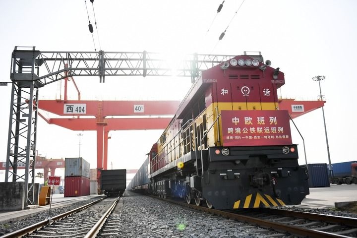 中歐班列（越南·河內(nèi)——中國·西安——匈牙利·布達佩斯）跨境公鐵聯(lián)運班列準備發(fā)車（2024年3月7日攝）。新華社記者 李一博 攝