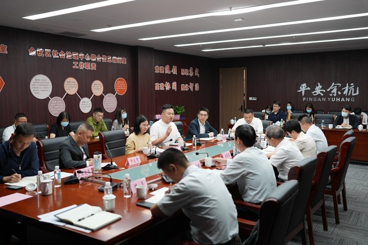 由浙江省信訪局和相關(guān)部門負(fù)責(zé)人組成的下訪團(tuán)在杭州市余杭區(qū)社會(huì)治理中心接待來(lái)訪群眾。新華社記者 翁忻旸 攝