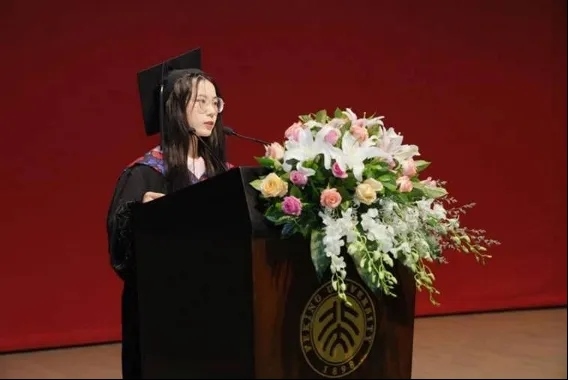 鐘芳蓉在北京大學考古文博學院畢業(yè)典禮上發(fā)言。校方供圖