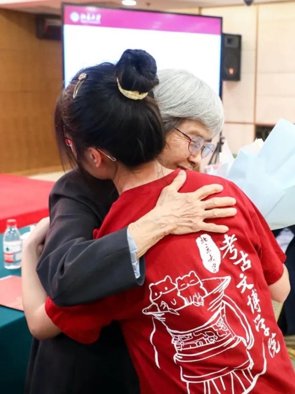 2023年，在校友向母校捐贈儀式上，鐘芳蓉與樊錦詩擁抱。校方供圖