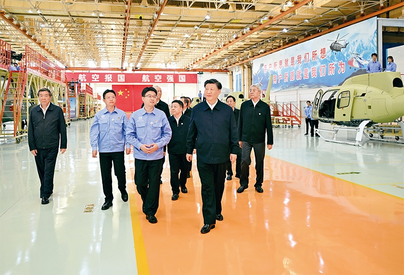 2023年10月10日至13日，中共中央總書記、國家主席、中央軍委主席習(xí)近平在江西考察。這是11日上午，習(xí)近平在景德鎮(zhèn)市昌河飛機(jī)工業(yè)（集團(tuán)）有限公司考察。 新華社記者 燕雁/攝