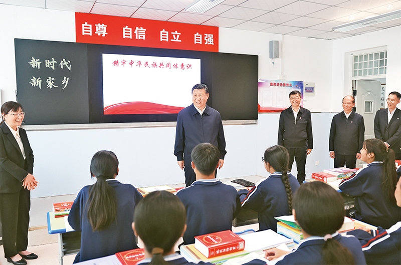 2024年6月18日至19日，中共中央總書記、國家主席、中央軍委主席習(xí)近平在青?？疾臁＿@是18日下午，習(xí)近平在果洛西寧民族中學(xué)高一（1）班觀摩“新時(shí)代、新家鄉(xiāng)”主題思政課。 新華社記者 鞠鵬/攝