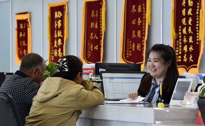 2024年3月25日，北京市大興區(qū)龐各莊鎮(zhèn)政務(wù)服務(wù)中心的工作人員耐心為群眾解答問題。大興區(qū)龐各莊鎮(zhèn)政務(wù)服務(wù)中心用“最多跑一次”的工作理念為企業(yè)和群眾提供了便利化、精準(zhǔn)化、個性化的衍生服務(wù)。新華社記者 李欣 攝