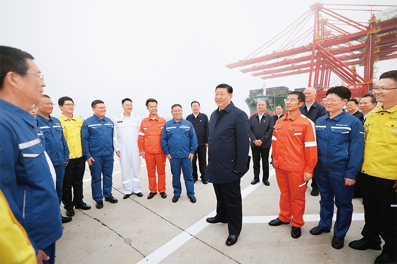 2024年5月22日至24日，中共中央總書記、國家主席、中央軍委主席習(xí)近平在山東考察。這是22日下午，習(xí)近平在日照港親切慰問港口科技工作者、運(yùn)營人員、航運(yùn)人員。 新華社記者 鞠鵬/攝