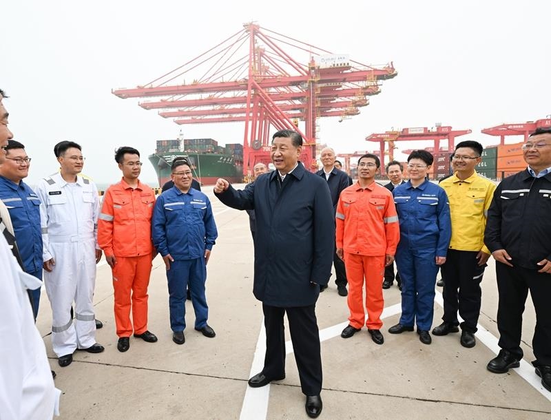 △2024年5月22日，習(xí)近平總書記在山東日照港親切慰問(wèn)港口科技工作者、運(yùn)營(yíng)人員、航運(yùn)人員。