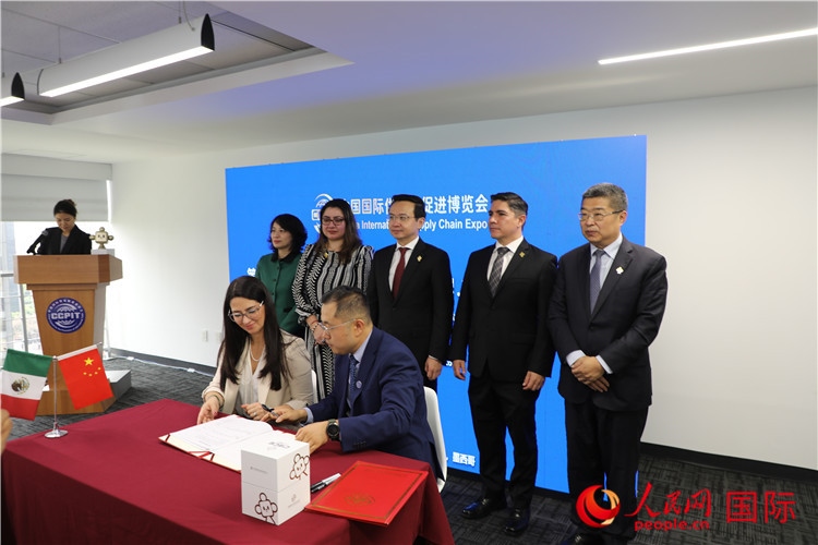 與會嘉賓簽署關(guān)于共同促進(jìn)墨西哥企業(yè)參加第二屆鏈博會合作備忘錄。人民網(wǎng) 埃內(nèi)斯托·多明戈斯攝