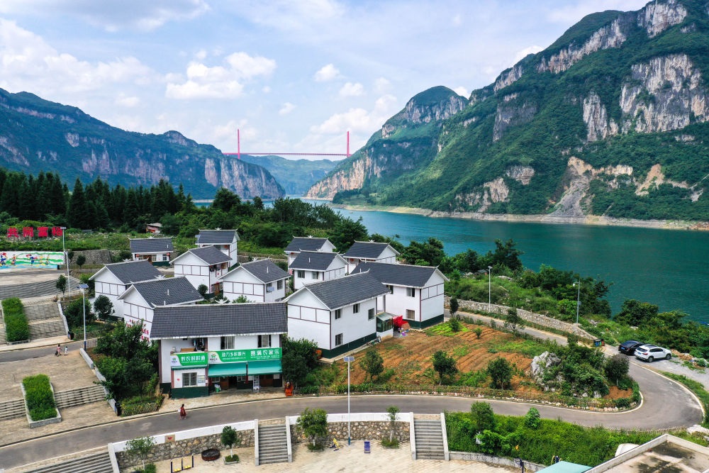 這是貴州省黔西市新仁苗族鄉(xiāng)化屋村麻窩寨易地搬遷集中安置點(diǎn)（2021年7月24日攝，無人機(jī)照片）。新華社記者 楊文斌 攝