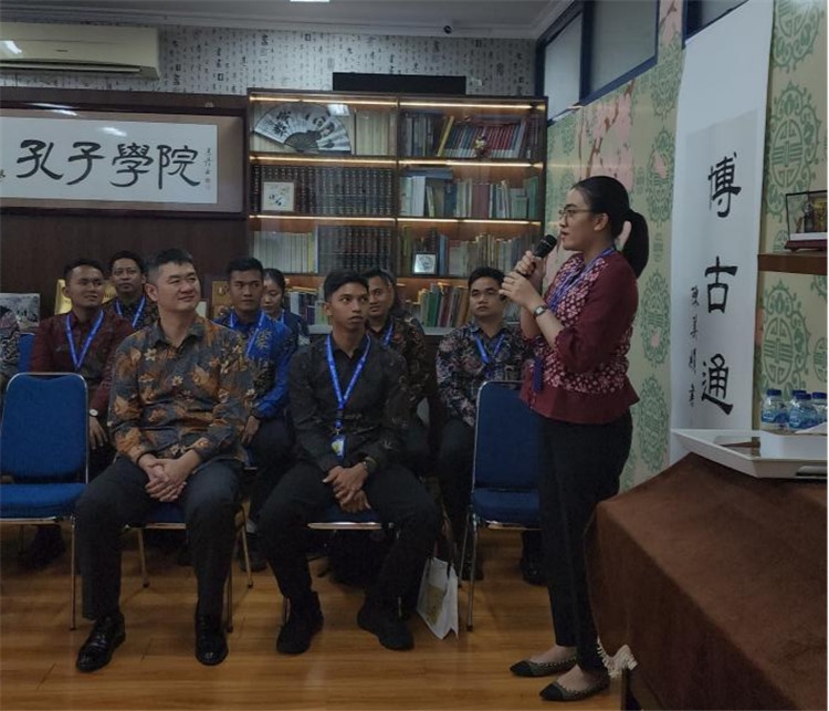警察學(xué)員用漢語(yǔ)進(jìn)行自我介紹 。活動(dòng)主辦方供圖