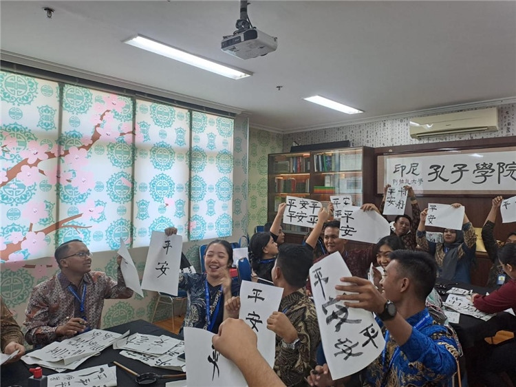 警察學(xué)員們展示書(shū)法學(xué)習(xí)成果。活動(dòng)主辦方供圖
