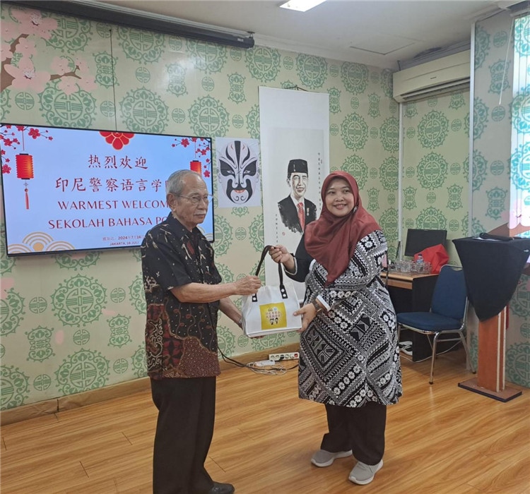 拉哈尤·蘇珊蒂與穆尼交換禮品?；顒?dòng)主辦方供圖