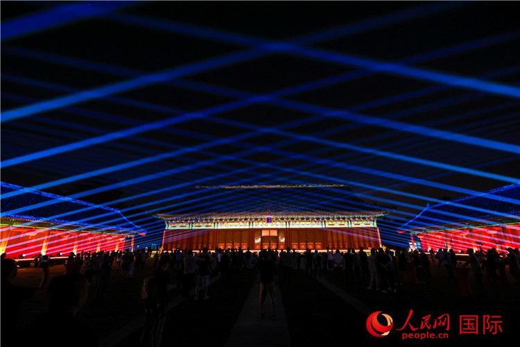 “光影北京——2024世界燈光師大會(huì)”開幕式當(dāng)晚的燈光秀表演。人民網(wǎng)記者 趙益普攝
