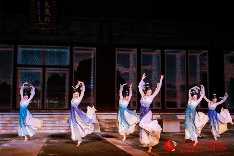 “光影北京——2024世界燈光師大會(huì)”開幕式當(dāng)晚的燈光秀表演。人民網(wǎng)記者 趙益普攝