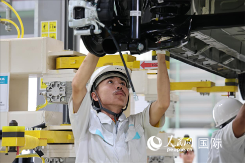 工人在廣汽埃安泰國智能生態(tài)工廠檢查汽車底座。 人民網(wǎng)記者 張矜若 攝
