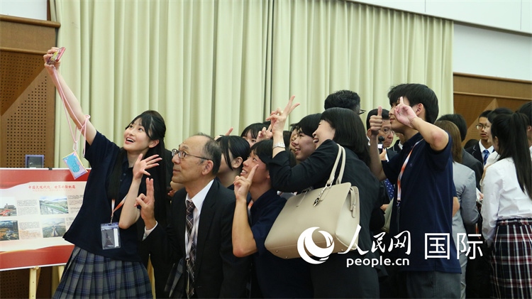 歡迎會(huì)現(xiàn)場，中日小大使歡樂互動(dòng)。人民網(wǎng) 許可攝