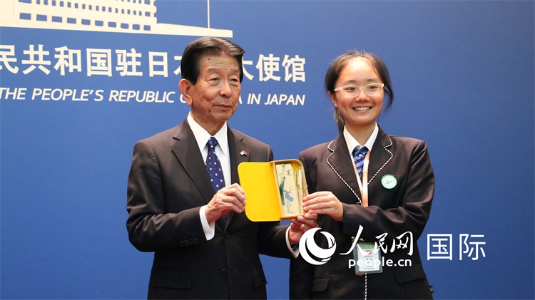 中國小大使向日本永旺1%俱樂部理事長森美樹贈(zèng)送當(dāng)?shù)靥厣Y品。人民網(wǎng) 許可攝