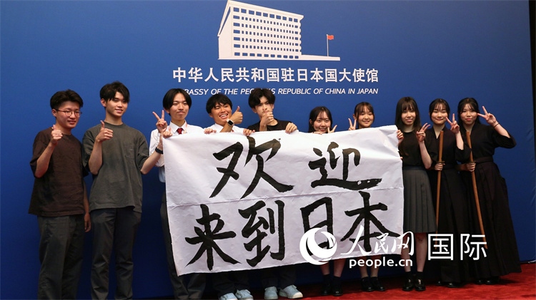 日本小大使現(xiàn)場書寫“歡迎來到日本”。人民網(wǎng) 許可攝