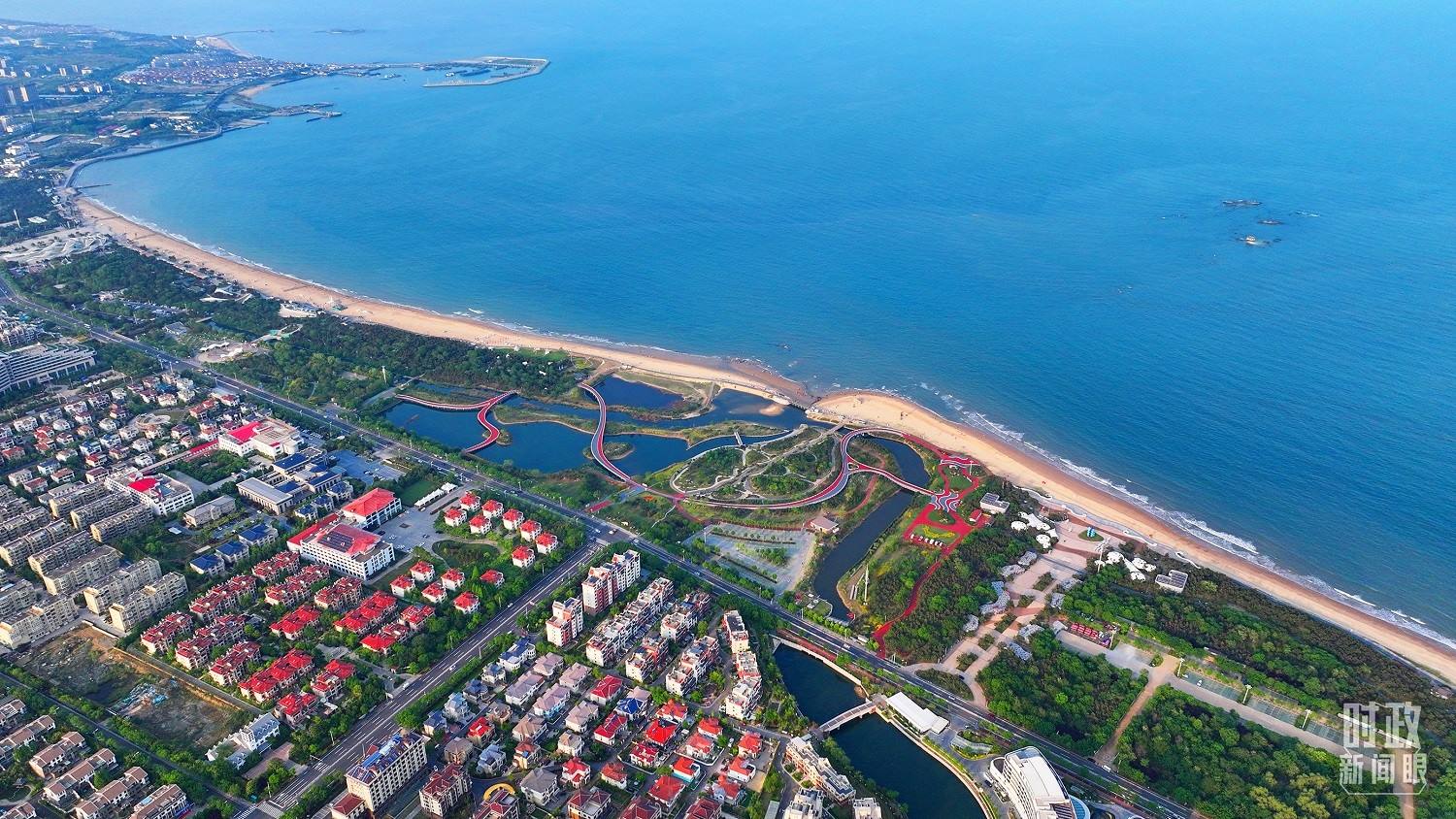 △日照市陽光海岸綠道。近年來，日照市對沿海裸露場地及岸線破損處進行生態(tài)修復，建成約28公里的陽光海岸綠道，為市民和游客提供了運動休閑好去處。（總臺央視記者范凱拍攝）