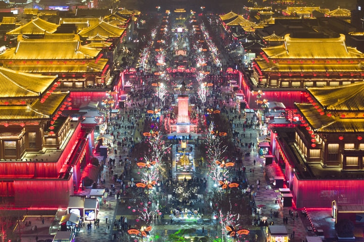 這是2024年2月2日拍攝的西安大唐不夜城景色（無(wú)人機(jī)照片）。新華社記者 邵瑞 攝