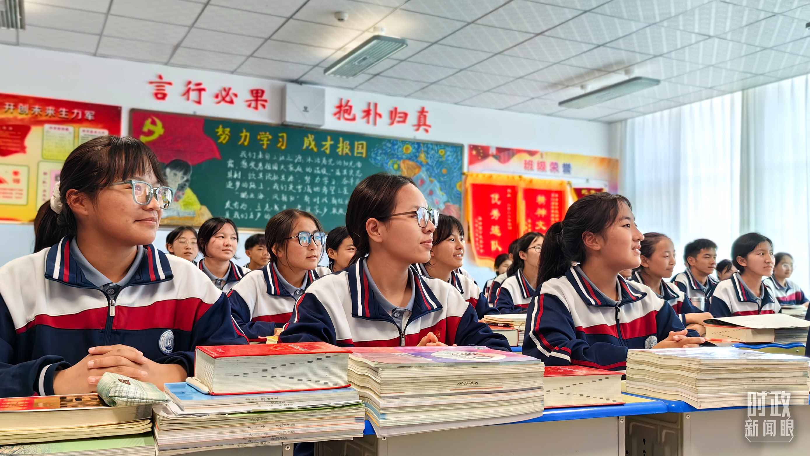 △果洛西寧民族中學高一（1）班的“新時代、新家鄉(xiāng)”主題思政課。（總臺央視記者段德文拍攝）