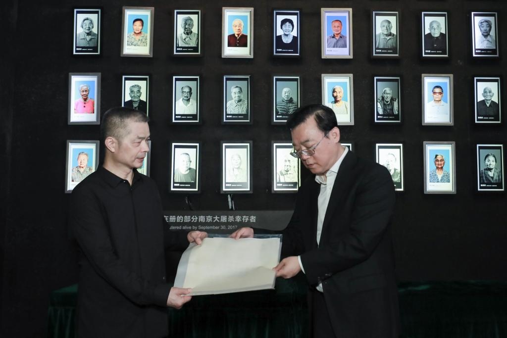 南京大屠殺幸存者高如琴的兒子向軍向侵華日軍南京大屠殺遇難同胞紀(jì)念館捐贈(zèng)高如琴老人相關(guān)物品。（侵華日軍南京大屠殺遇難同胞紀(jì)念館供圖）