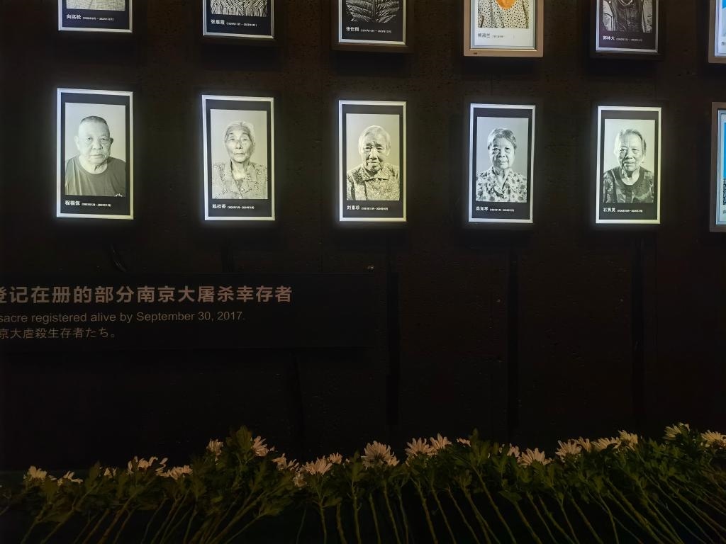7月18日，侵華日軍南京大屠殺遇難同胞紀(jì)念館內(nèi)舉行“熄燈”悼念儀式，為今年離世的5位幸存者老人送行。新華社記者邱冰清 攝
