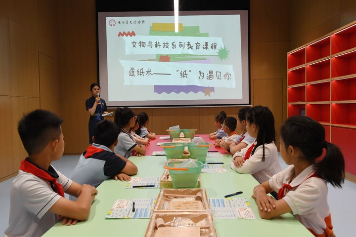 2024年5月18日，小學(xué)生在陜西歷史博物館秦漢館參加“文物與科技”系列教育課程。新華社記者 李一博 攝