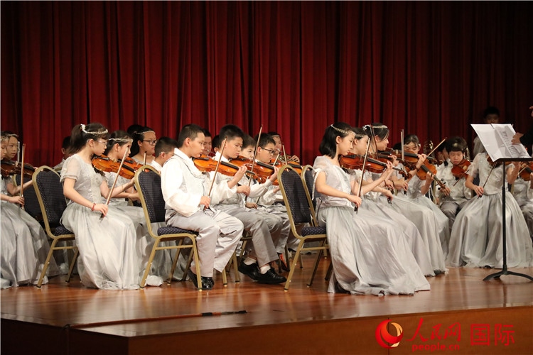 北京市學(xué)生金帆藝術(shù)團的學(xué)生們演奏音樂。人民網(wǎng)記者 李志偉攝
