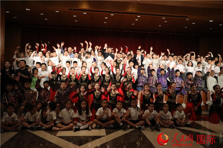 中美青少年藝術(shù)交流匯演活動結(jié)束后，嘉賓們與學(xué)生們合影。人民網(wǎng)記者 李志偉攝