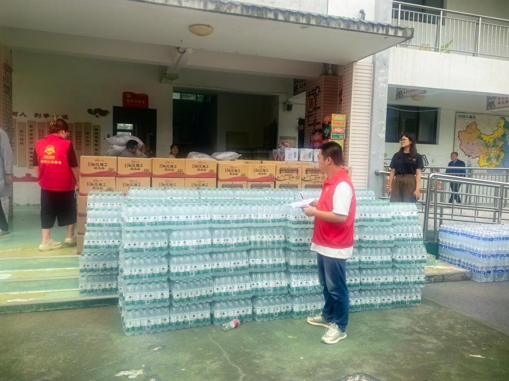 圖為愛心人士向鳳縣河口鎮(zhèn)中心小學(xué)捐贈的物資。新華社記者 劉彤 攝