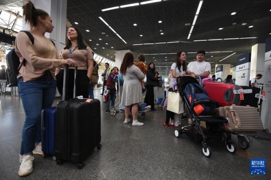 7月19日，受影響航班的旅客在巴西首都巴西利亞機(jī)場(chǎng)等待。新華社發(fā)（盧西奧·塔沃拉 攝）