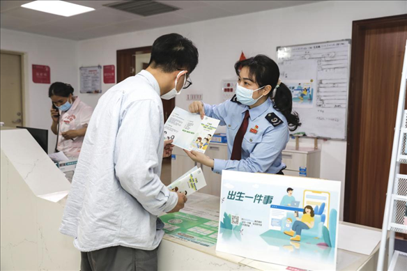 志愿者為葉先生介紹新生兒相關(guān)服務(wù)。云浮市稅務(wù)局供圖