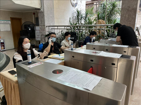 廣州市越秀區(qū)教育局現(xiàn)場審核返區(qū)生辦理材料，采用“提前網(wǎng)上預(yù)約、現(xiàn)場分批辦理”的方式進(jìn)行。廣州市越秀區(qū)教育局供圖