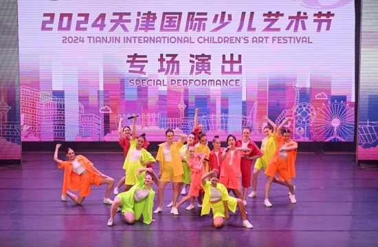7月22日，來自俄羅斯的舞蹈團演員在藝術(shù)節(jié)上展演。新華社記者 趙子碩 攝