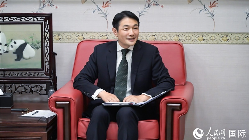 使館發(fā)言人畢海波公參介紹黨的二十屆三中全會(huì)情況并回答記者提問。人民網(wǎng) 郭錦標(biāo)攝