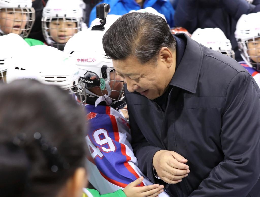 2017年2月24日，習(xí)近平總書記在北京五棵松體育中心考察時(shí)同青少年冰球愛好者“撞肩”，表示相互問候。新華社記者 丁林 攝