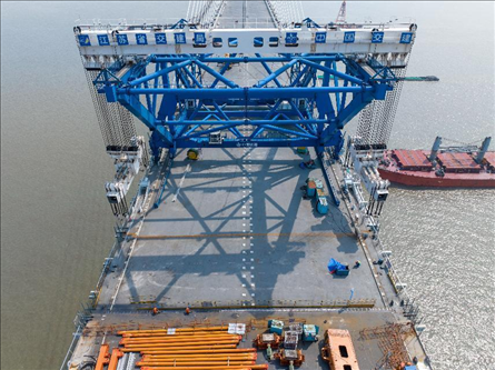 △ 圖為我國自主研發(fā)的世界最大噸位橋面吊機。