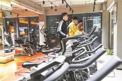 年輕人在江蘇省一人才社區(qū)的健身房運(yùn)動(dòng)。 新華社記者 楊磊攝