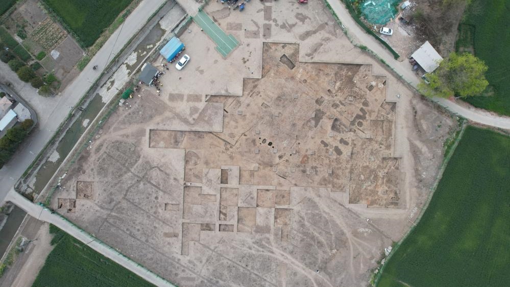 這是2024年3月23日拍攝的四川省廣漢市三星堆遺址發(fā)掘區(qū)（無(wú)人機(jī)照片）。新華社發(fā)（四川省文物考古研究院供圖）