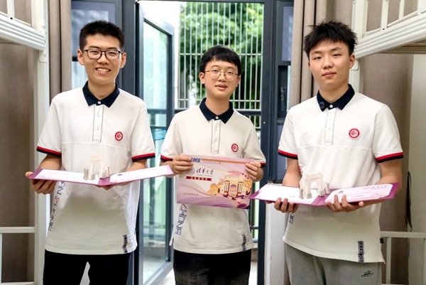 王子源（左）、母翰堯（中）、郭洋君（右）。清華大學供圖