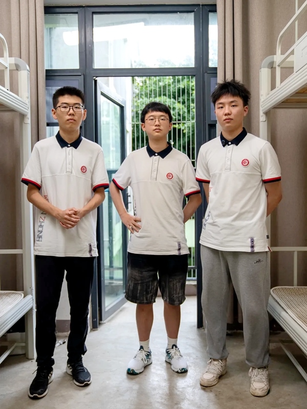 三名同學在宿舍合影。清華大學供圖