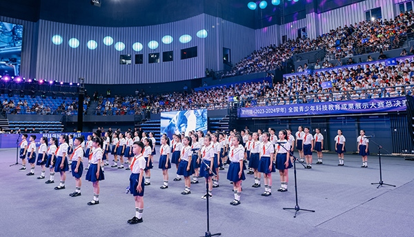 開幕式現(xiàn)場(chǎng)，學(xué)生們朗誦“科技強(qiáng)國 未來有我” 。主辦方供圖