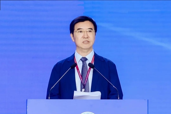 杜玉波在第八屆產(chǎn)教融合發(fā)展大會上作主旨報告。中國高等教育學(xué)會供圖