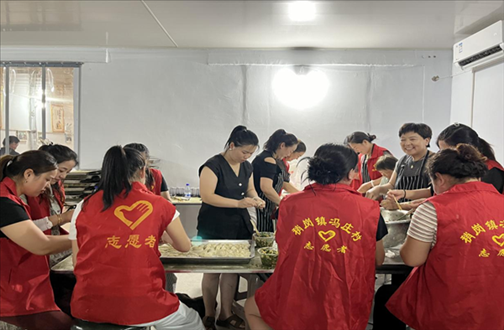 志愿者在以孝治家大食堂工作。（受訪者供圖）