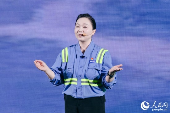 黃英紅講述在互聯(lián)網(wǎng)“種地”的故事。人民網(wǎng)攝