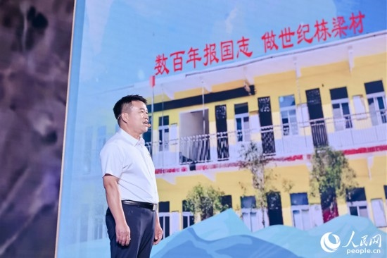 張玉滾分享用一根扁擔送孩子們走出大山的故事。人民網(wǎng)攝