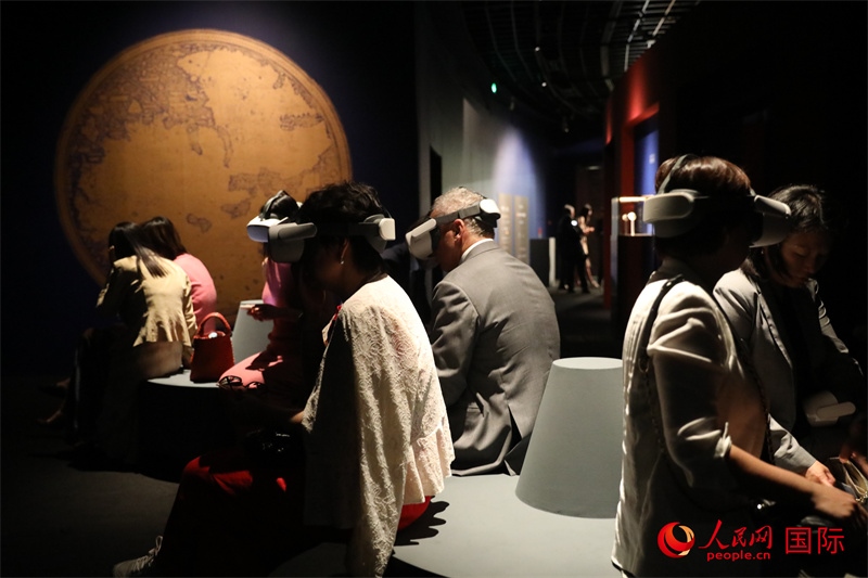 嘉賓在展覽“傳奇之旅：馬可·波羅與絲綢之路上的世界”VR體驗區(qū)參觀。人民網(wǎng) 殷韜攝