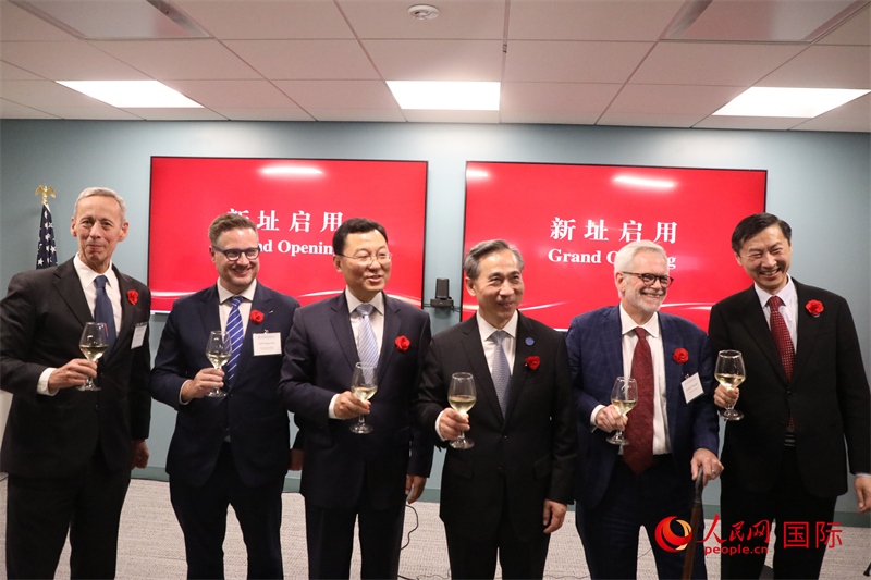 4、美中貿(mào)易全國(guó)委員會(huì)會(huì)長(zhǎng)克雷格·艾倫、美國(guó)商會(huì)高級(jí)副會(huì)長(zhǎng)傅瑞偉等美國(guó)工商界代表出席活動(dòng)。 人民網(wǎng)記者 李志偉攝